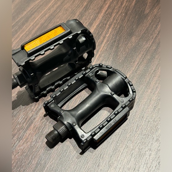 Universal Bike Pedals - Picture 1 of 4